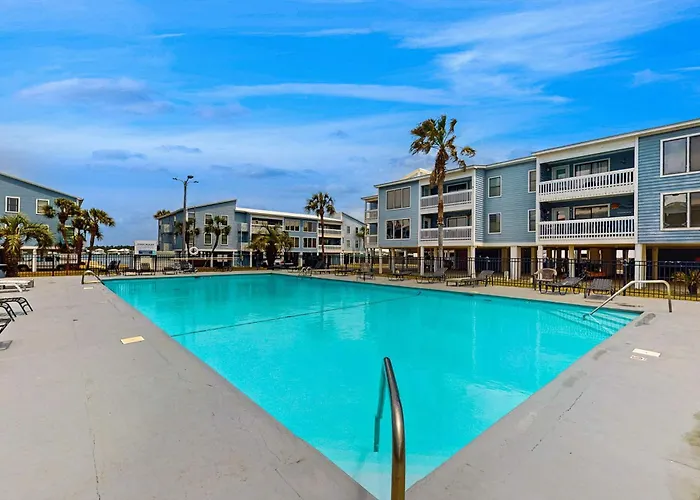 Bright & Beautiful With Shared Pool Boat & Fishing Pier Balcony Ac Holiday home