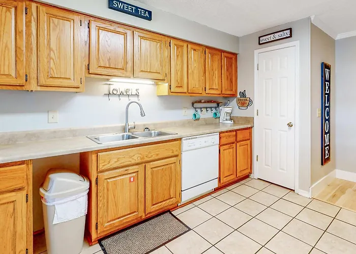 Bright & Beautiful With Shared Pool Boat & Fishing Pier Balcony Ac Holiday home