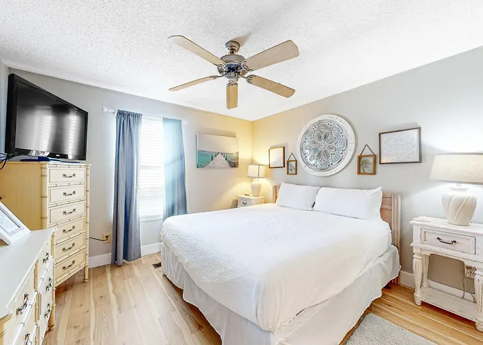 Bright & Beautiful With Shared Pool Boat & Fishing Pier Balcony Ac
