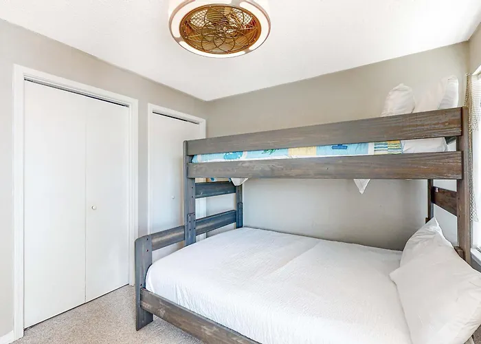 Bright & Beautiful With Shared Pool Boat & Fishing Pier Balcony Ac