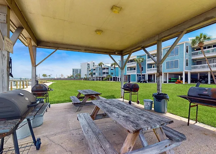 Bright & Beautiful With Shared Pool Boat & Fishing Pier Balcony Ac Holiday home